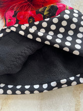 Charger l&#39;image dans la galerie, Tuque à pompons Frio
