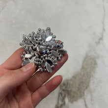 Charger l&#39;image dans la galerie, Broche fleur bleue Sherman
