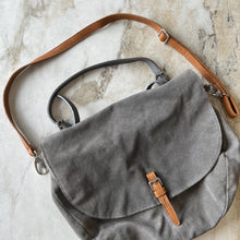 Charger l'image dans la galerie, Sac à main gris en cuir
