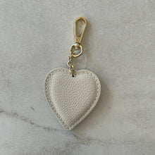 Charger l'image dans la galerie, Porte-clé coeur beige
