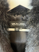 Charger l&#39;image dans la galerie, Manteau de fausse fourrure Simon Chang
