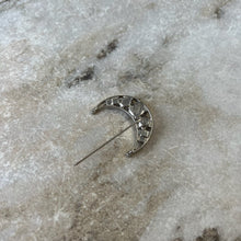 Charger l&#39;image dans la galerie, Broche lune - Reine Rosalie
