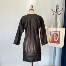 Charger l&#39;image dans la galerie, Robe en cuir vintage brune avec étoiles

