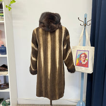 Charger l'image dans la galerie, Manteau de fourrure vintage
