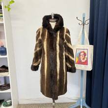Charger l'image dans la galerie, Manteau de fourrure vintage
