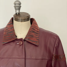 Charger l&#39;image dans la galerie, Manteau en cuir rouge vin Lavoie Morin cuir et fourrures
