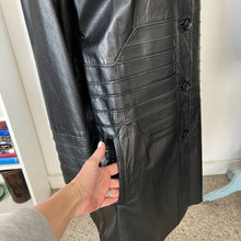 Charger l'image dans la galerie, Manteau en cuir Lavoie Morin cuir et fourrures
