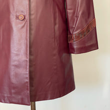 Charger l&#39;image dans la galerie, Manteau en cuir rouge vin Lavoie Morin cuir et fourrures

