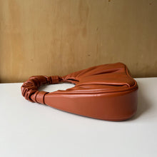 Charger l&#39;image dans la galerie, Sac à main JW PEI
