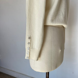 Chandail en cachemire House of Liberty col V crème *Nouvelles tailles*