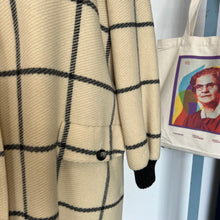 Charger l'image dans la galerie, Manteau vintage en laine Valentino Miss V
