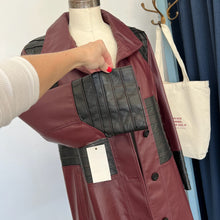 Charger l'image dans la galerie, Manteau en cuir rouge et noir Lavoie Morin cuir et fourrures
