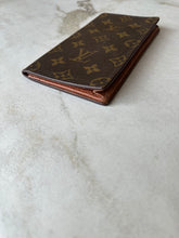 Charger l'image dans la galerie, Portefeuille vintage toile Monogram Louis Vuitton

