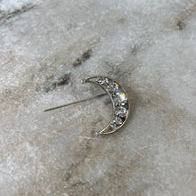 Charger l&#39;image dans la galerie, Broche lune - Reine Rosalie
