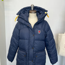 Charger l'image dans la galerie, Manteau long en duvet Fjall Raven Parka Expedition - Les Mal-Aimés ❤️‍🩹
