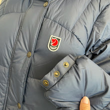 Charger l'image dans la galerie, Manteau long en duvet Fjall Raven Parka Expedition - Les Mal-Aimés ❤️‍🩹
