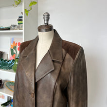 Charger l'image dans la galerie, Manteau en cuir Lavoie Morin cuir et fourrures
