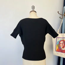 Charger l&#39;image dans la galerie, Chandail en mailles noires Sarah Pacini
