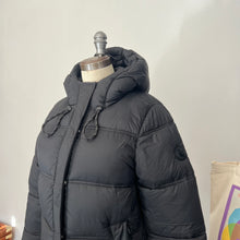Charger l&#39;image dans la galerie, Manteau Lolë Modern Puffer - Les Mal-Aimés ❤️‍🩹
