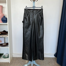 Charger l'image dans la galerie, Pantalon faux cuir Nude
