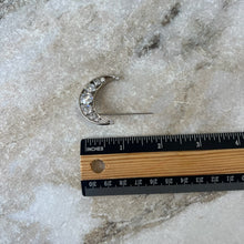 Charger l&#39;image dans la galerie, Broche lune - Reine Rosalie
