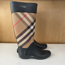 Charger l&#39;image dans la galerie, Bottes de pluie Burberry - Les Mal-Aimés ❤️‍🩹
