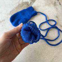 Charger l'image dans la galerie, Mitaines mi-saison tricot bleu Deux par Deux

