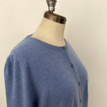 Charger l&#39;image dans la galerie, Cardigan en cachemire House of Liberty bleu
