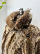 Charger l'image dans la galerie, Manteau de fourrure vintage
