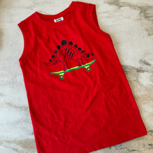 Charger l'image dans la galerie, Camisole dinosaure en planche à roulettes 6 ans
