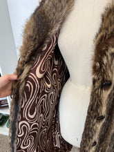 Charger l'image dans la galerie, Manteau de fourrure vintage
