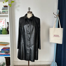 Charger l'image dans la galerie, Manteau en cuir Lavoie Morin cuir et fourrures
