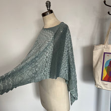Charger l'image dans la galerie, Poncho en tricot scintillant D. Exterior
