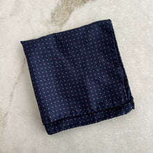 Charger l&#39;image dans la galerie, Foulard à pois en soie
