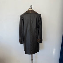 Charger l&#39;image dans la galerie, Manteau cuir noir et brun Lavoie Morin cuir et fourrures
