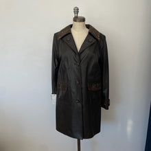 Charger l&#39;image dans la galerie, Manteau cuir noir et brun Lavoie Morin cuir et fourrures

