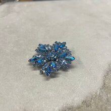 Charger l&#39;image dans la galerie, Broche fleur bleue Sherman
