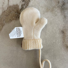 Charger l&#39;image dans la galerie, Mitaines en tricot avec cordon Deux par Deux
