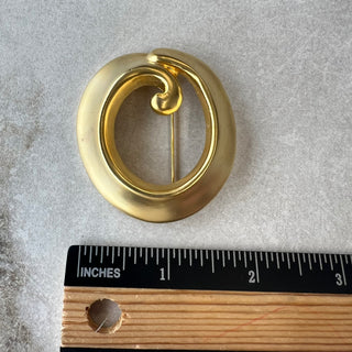 Broche ronde dorée