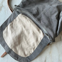 Charger l'image dans la galerie, Sac à main gris en cuir
