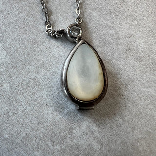 Collier pendentif goutte nacre