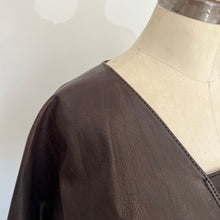 Charger l&#39;image dans la galerie, Robe en cuir vintage brune avec étoiles
