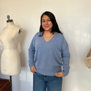 Chandail en cachemire House of Liberty col V bleu *Nouvelles tailles*
