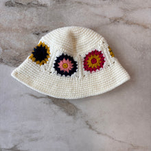 Charger l'image dans la galerie, Chapeau tricot fleurs
