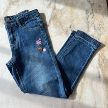 Charger l'image dans la galerie, Pantalon jeans avec ourlets effilochés et broderies florales Deux par Deux

