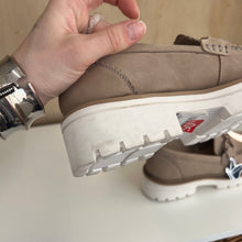 Charger l'image dans la galerie, Chaussures loafers beige Caprice
