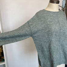 Charger l'image dans la galerie, Chandail tricot doux Legendary Outfiters

