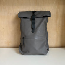 Charger l'image dans la galerie, Sac à dos Rolltop Rucksack Rains - Les Mal-Aimés ❤️‍🩹

