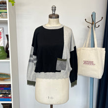 Charger l'image dans la galerie, Chandail Valerie Varsity WISPR
