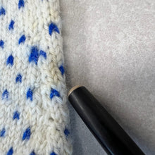 Charger l'image dans la galerie, Dormeuse en tricot vintage pour bébé
